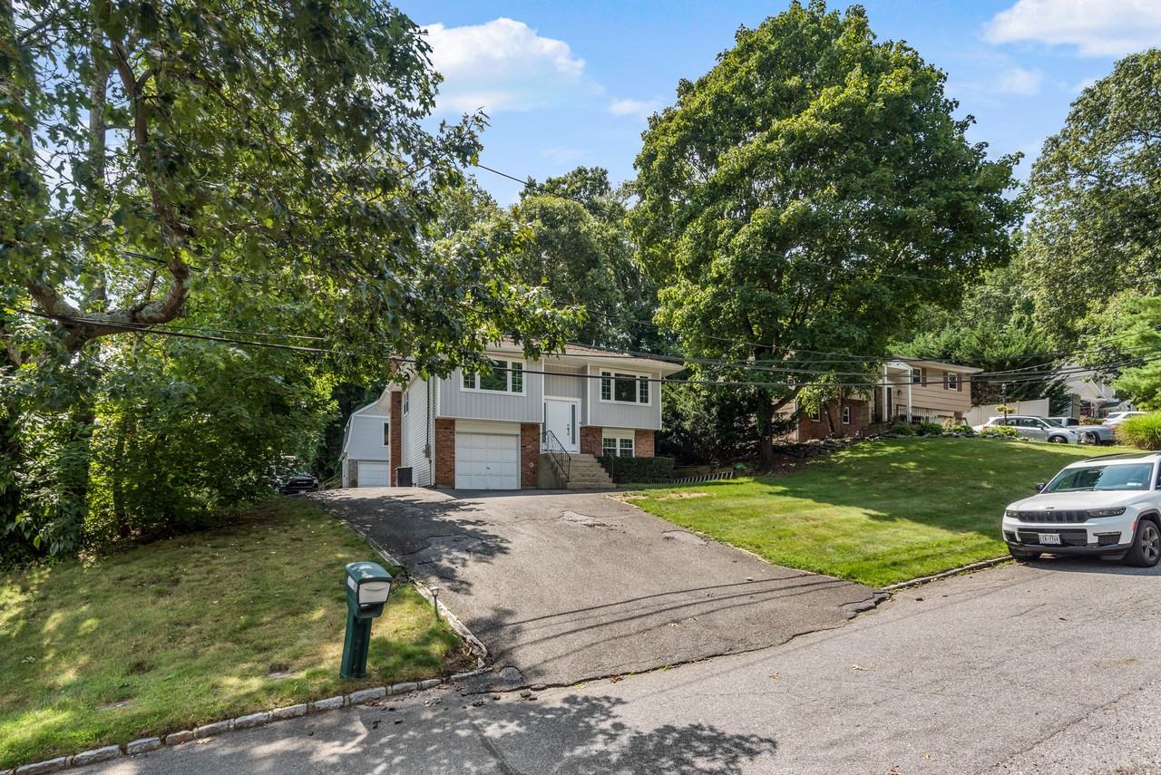 6 Ski Lane - Photo 2 of 10