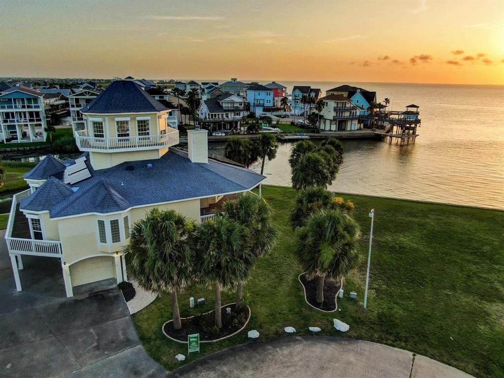 22621 Bay Point Dr - Photo 2 of 34