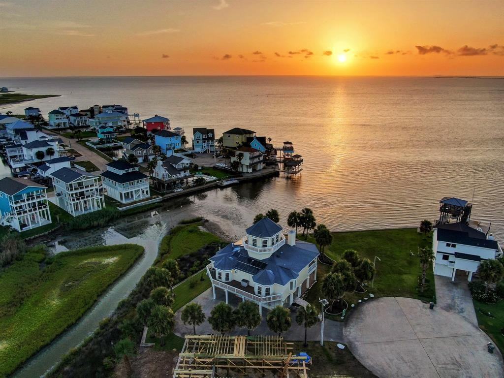 22621 Bay Point Dr - Photo 3 of 34