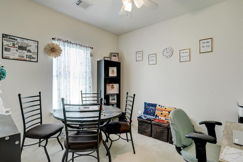 319 Edgar St - Photo 3 of 10