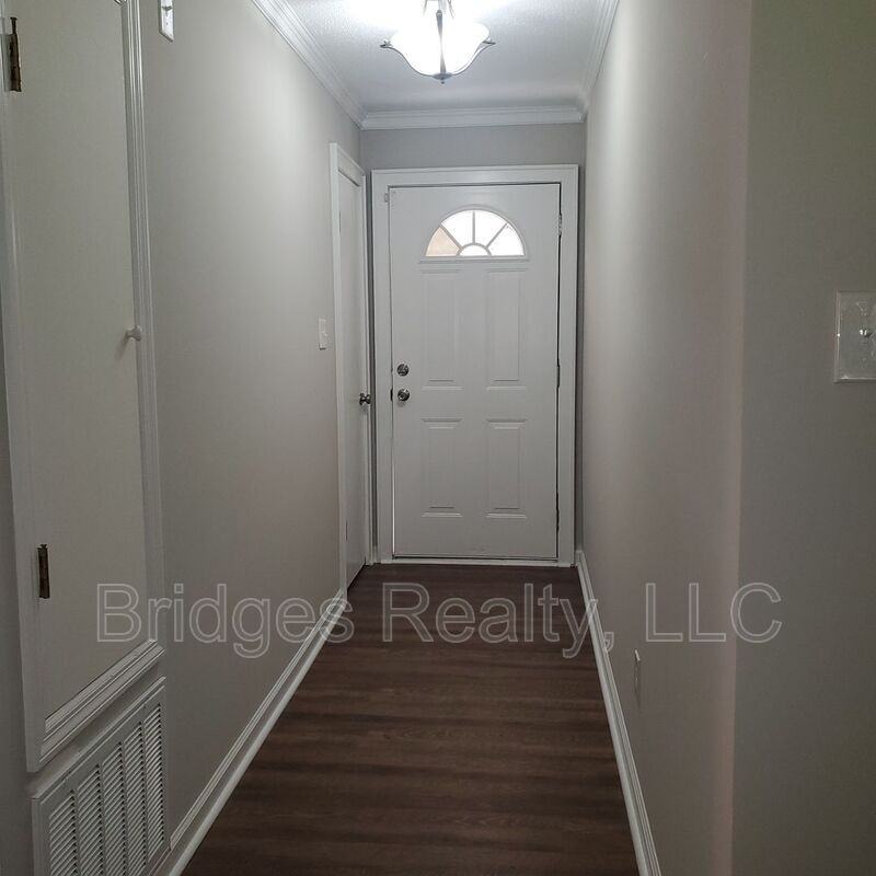 523 Travis Ct - Photo 2 of 11