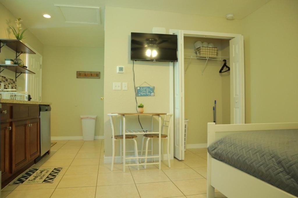 807 Adams St - Photo 5 of 24