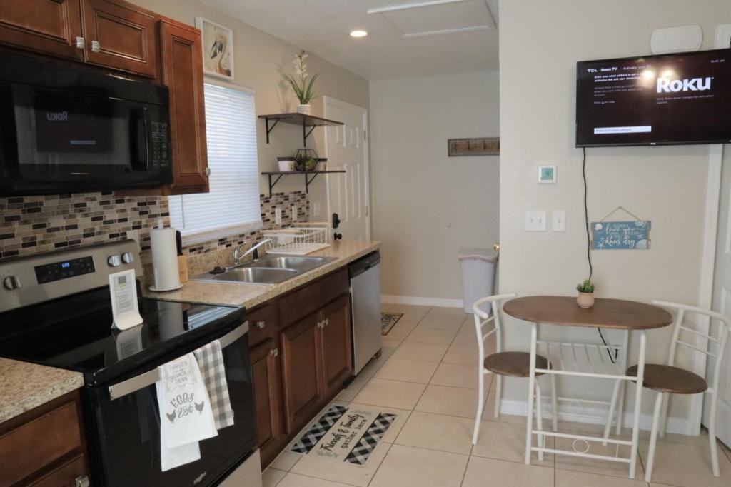 807 Adams St - Photo 7 of 24