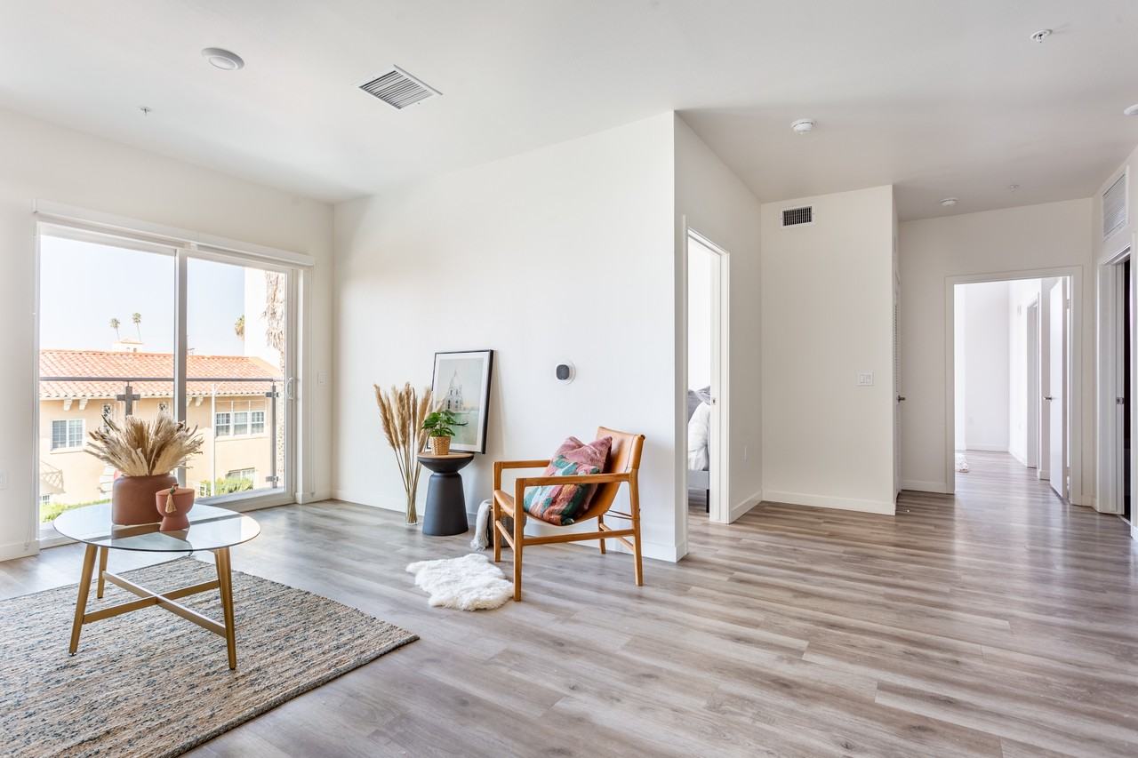 970 Fedora St - Photo 6 of 50