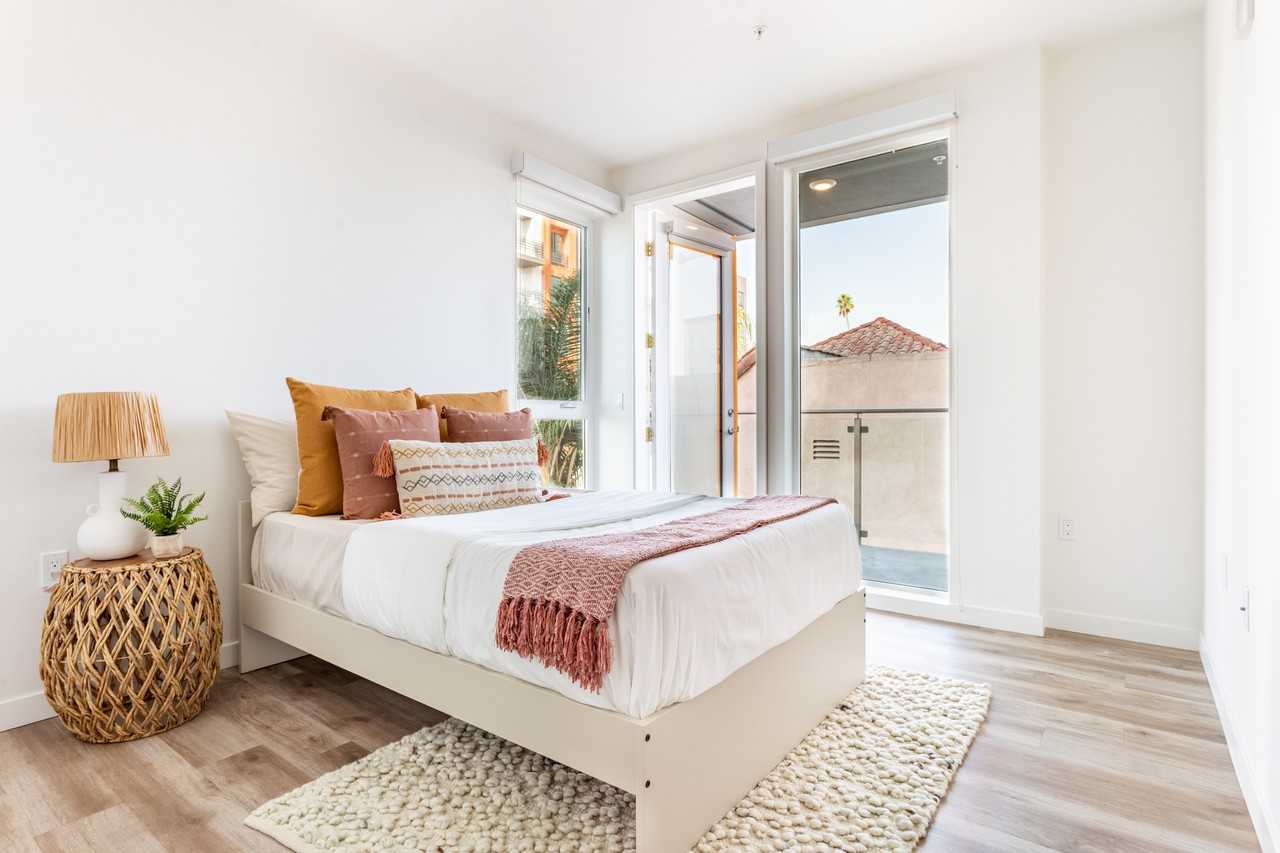 970 Fedora St - Photo 4 of 50