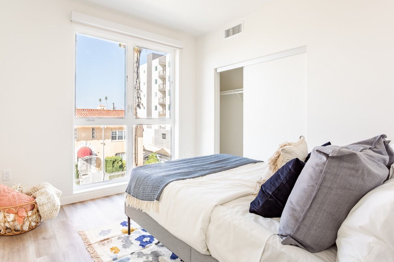 970 Fedora St - Photo 2 of 50