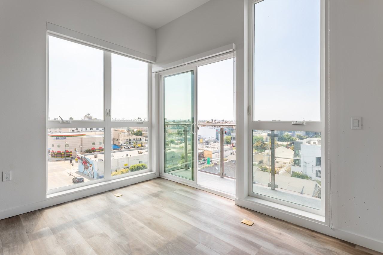 970 Fedora St - Photo 5 of 50