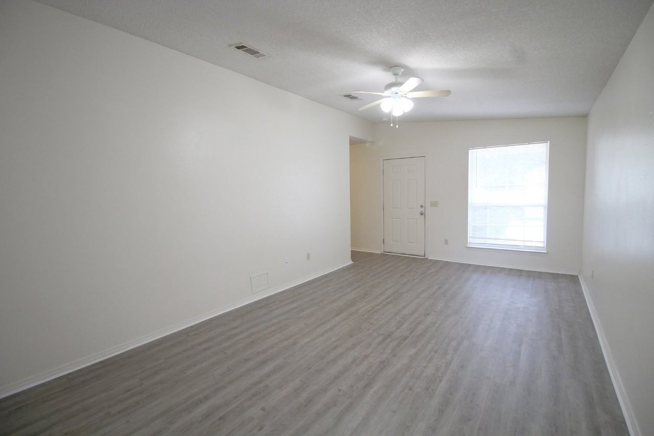 404 Oak Knoll Ln - Photo 3 of 17