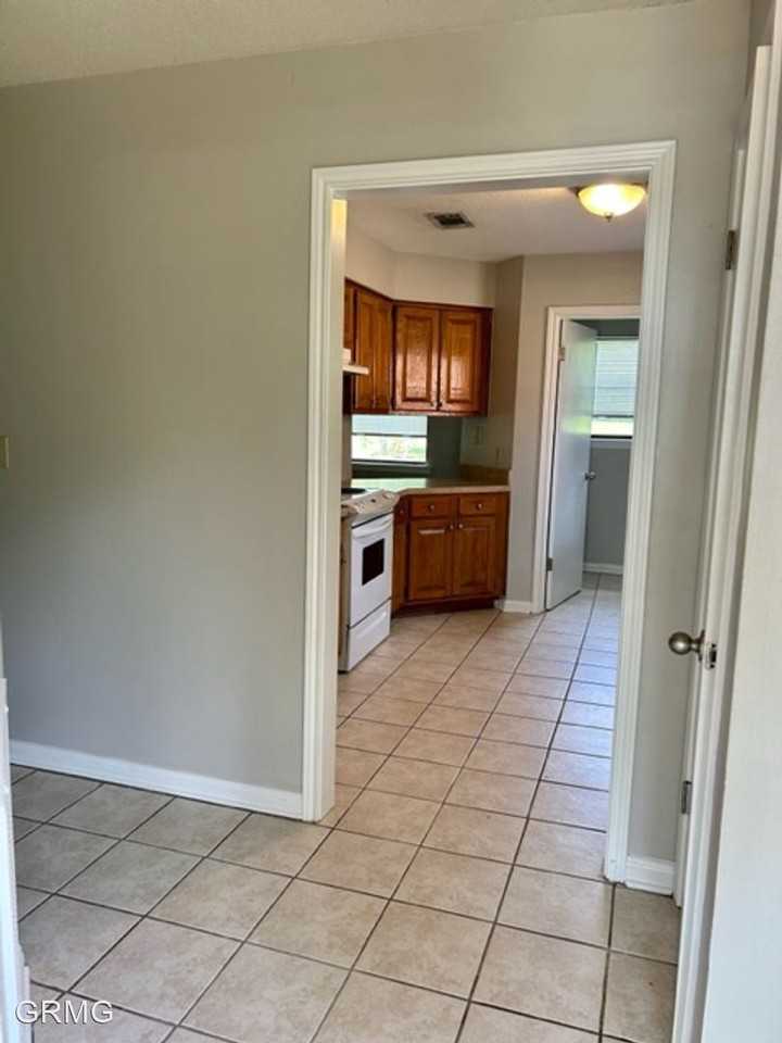 Highway 1078 - Photo 2 of 10