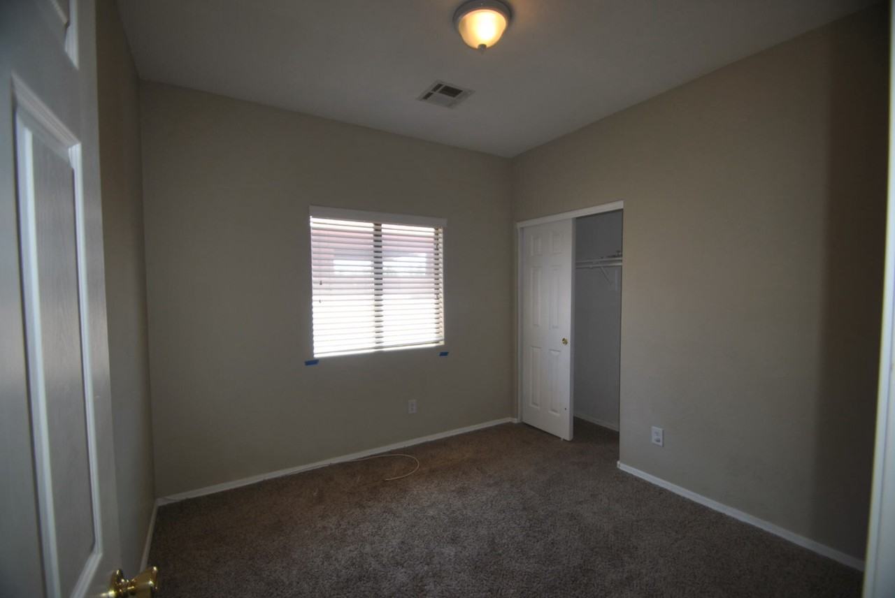 1137 E Marigold Ln - Photo 2 of 14