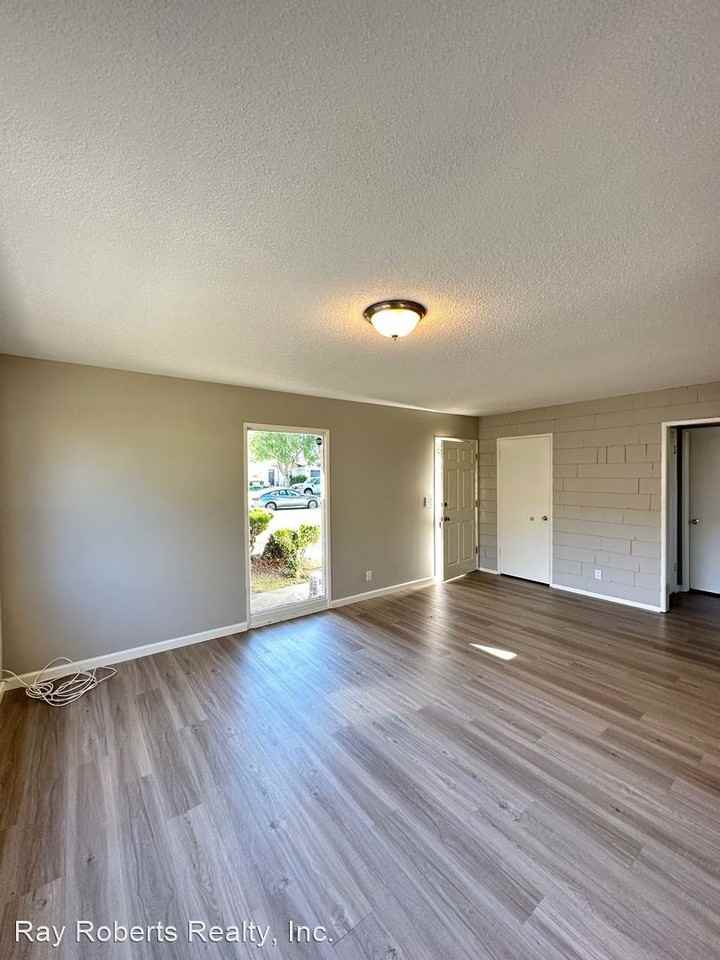 20102 Port Cir - Photo 3 of 17