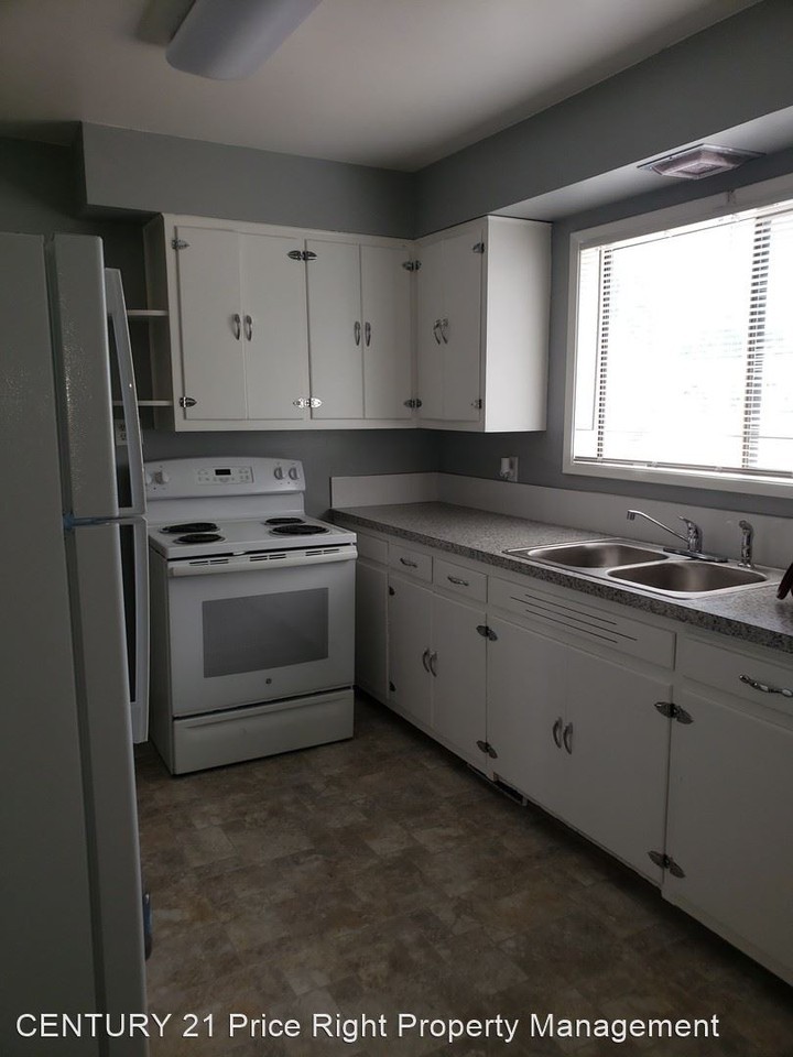 831 13th St - Photo 3 of 15