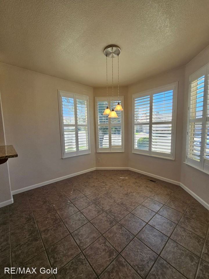 2780 Watervale Dr - Photo 3 of 28