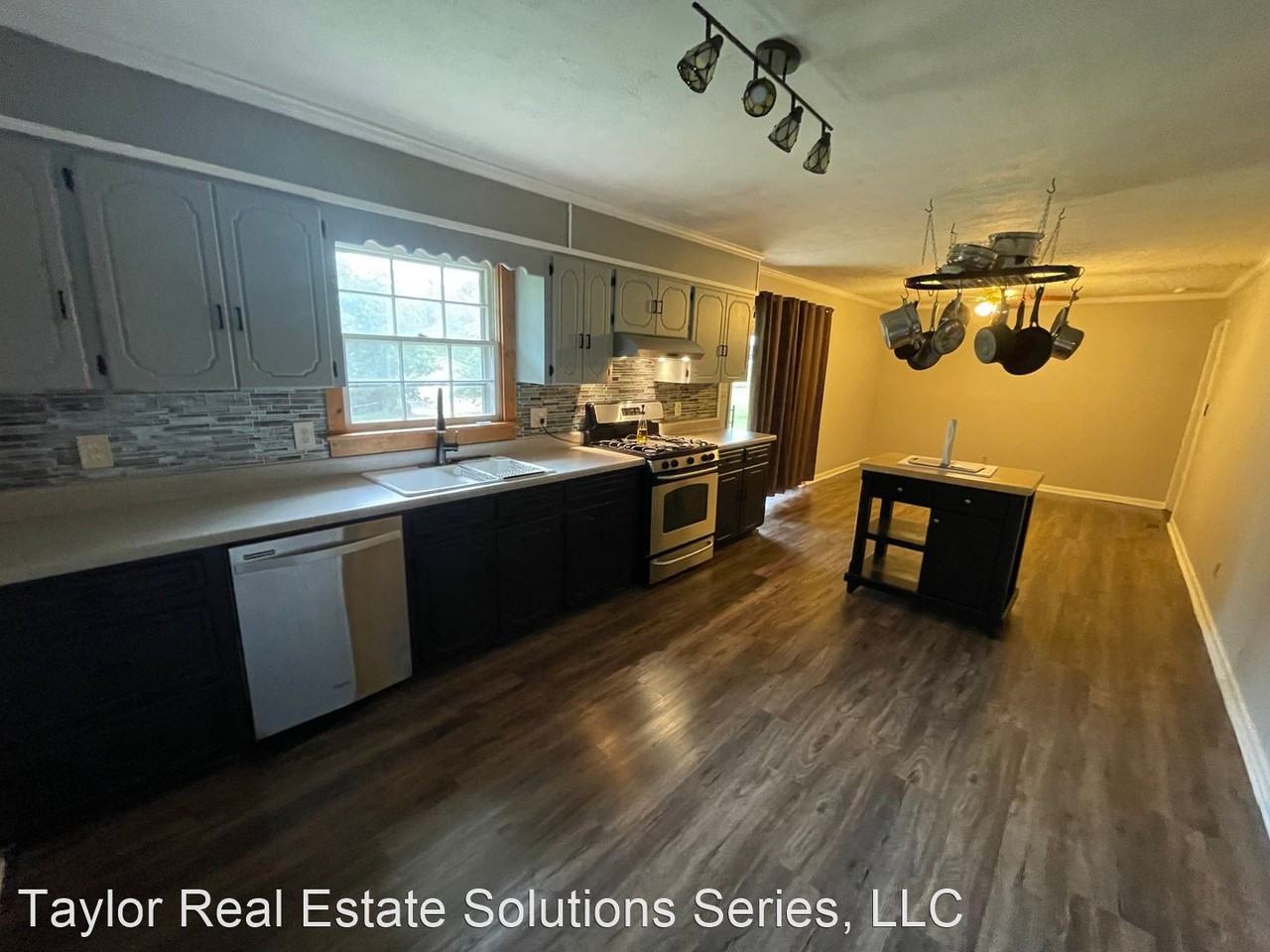 1503 Clairmont Dr - Photo 3 of 8