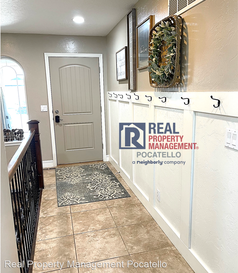 902 Sheba Rd - Photo 2 of 20