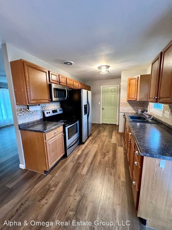 77 Essex Cir - Photo 2 of 17