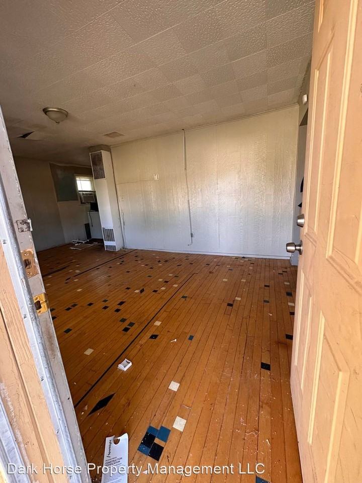 921 S Wilhelm Ave - Photo 2 of 11