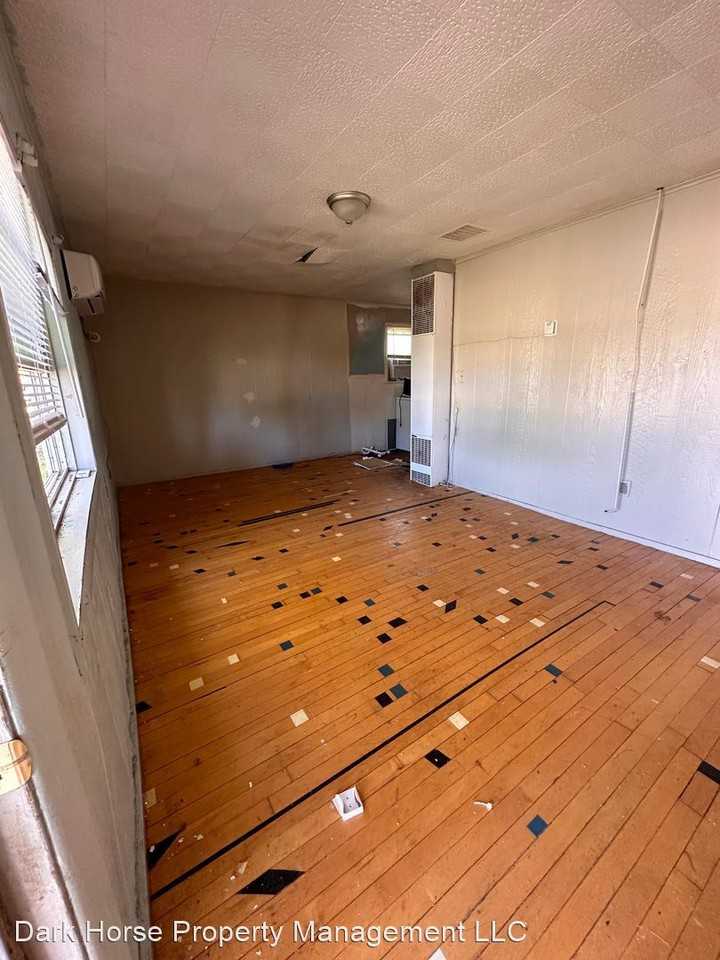 921 S Wilhelm Ave - Photo 3 of 11