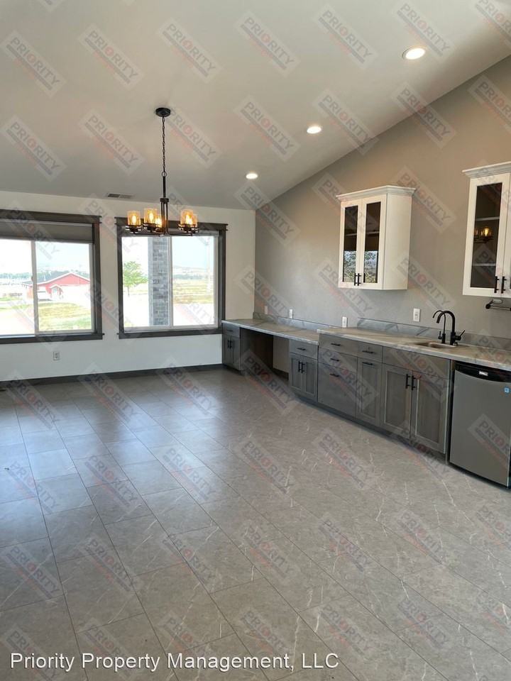 14 Henderson St - Photo 3 of 32