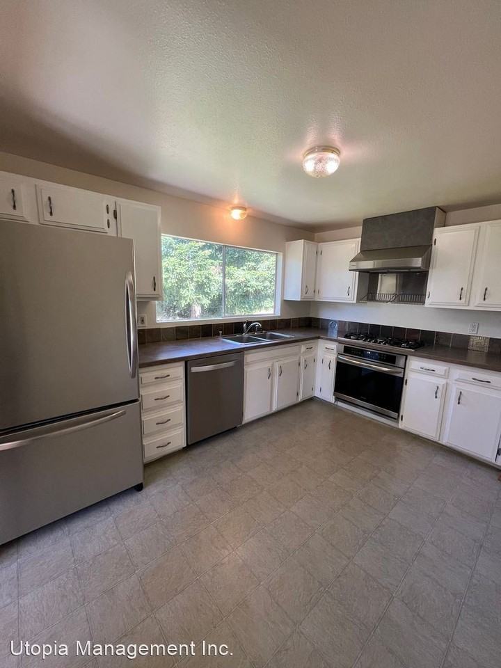 2609 E Crestline Dr - Photo 2 of 15