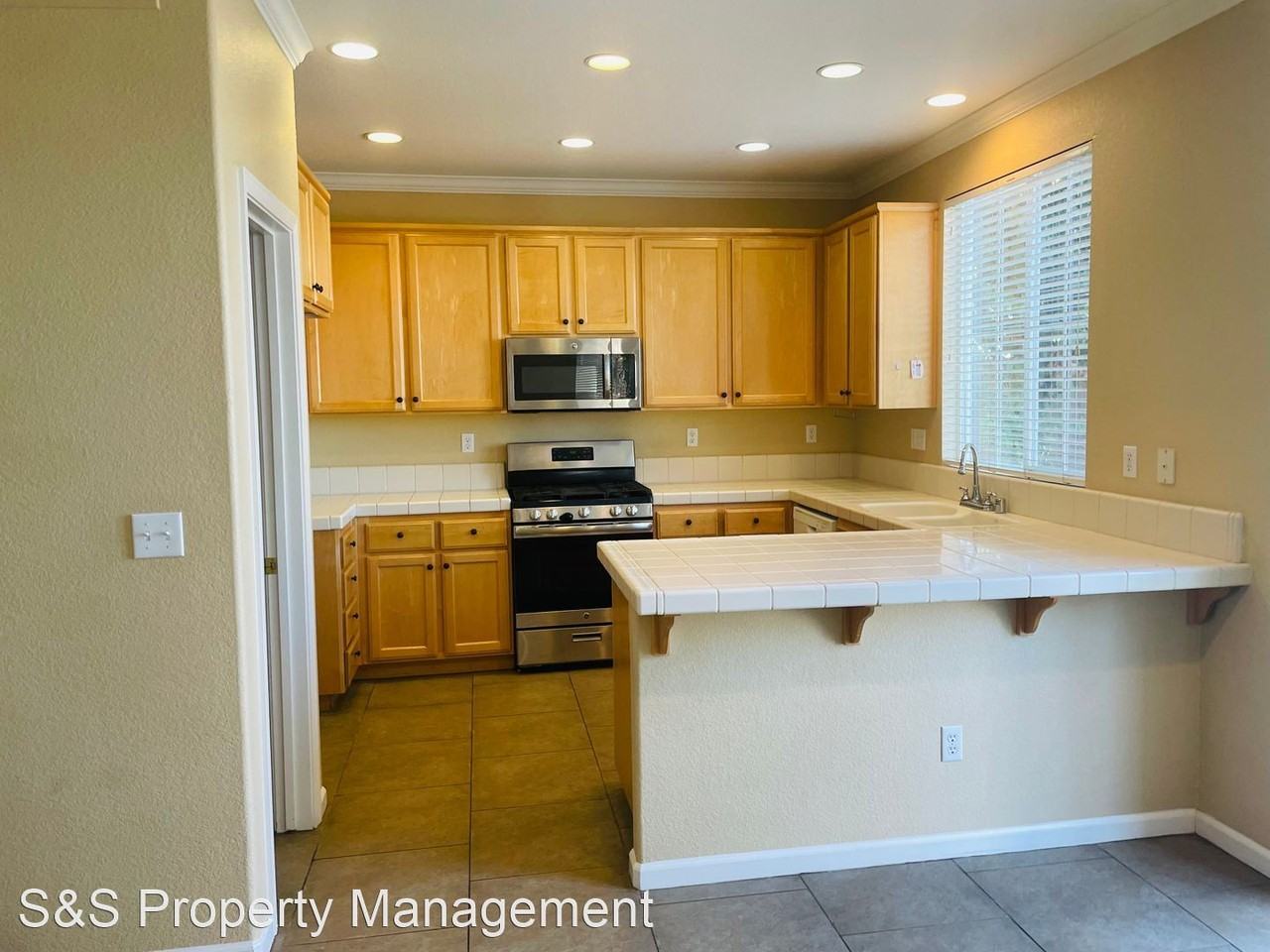 121 Anjou Cir - Photo 3 of 14