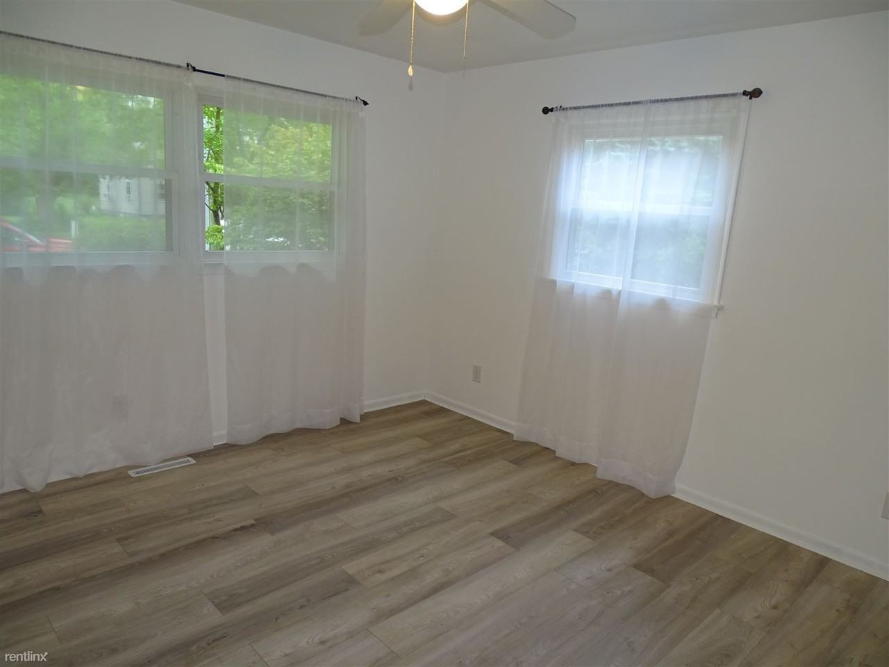 517 S Occidental Rd - Photo 3 of 6