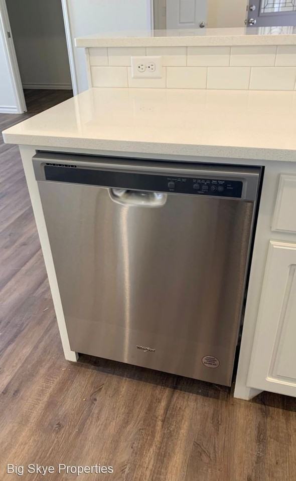 Brand new open concept quartz countertops Apartments 5525 Kemper St