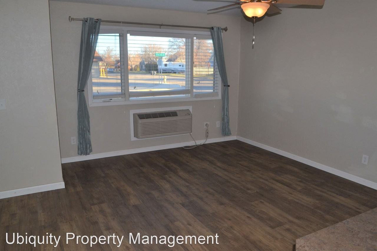 Cute Townhouse Style Apt - Photo 2 of 5