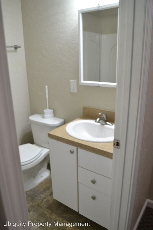 Cute Townhouse Style Apt - Photo 3 of 5