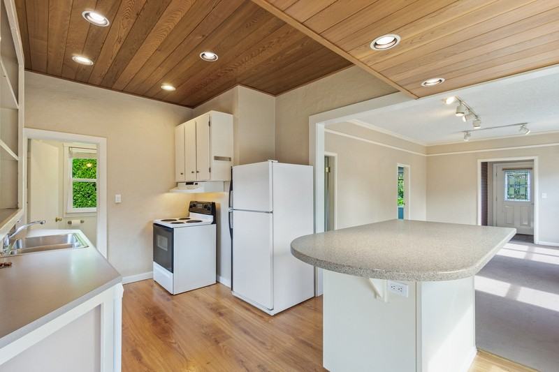 7841 12th Ave Ne - Photo 4 of 15