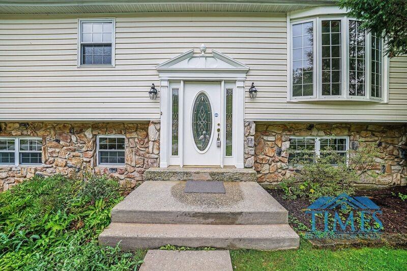 3202 Sylvan Dr - Photo 2 of 37