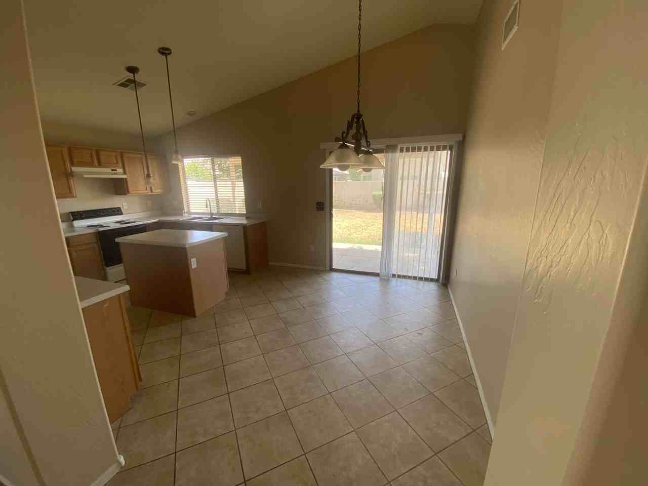 2033 E Saratoga St - Photo 6 of 24