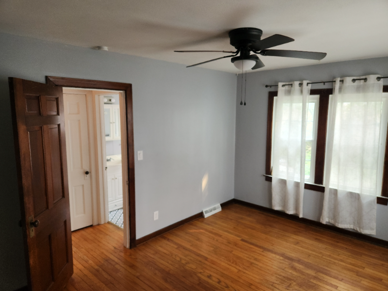 216 E Washington St - Photo 4 of 5