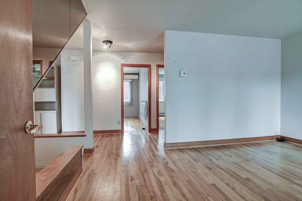 4202 Avenue de Carignan - Photo 2 of 13