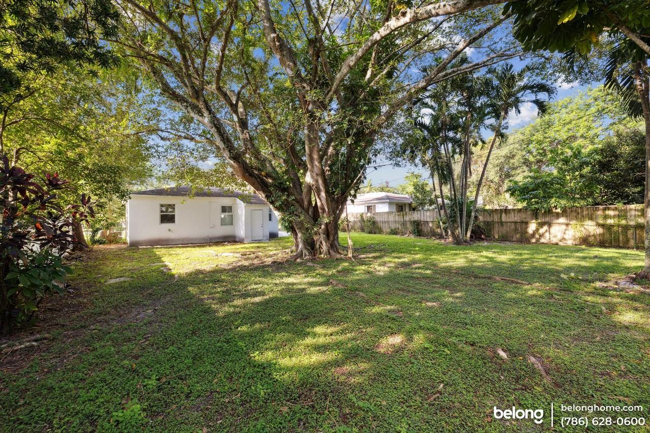 1045 Ne 130th St - Photo 2 of 31
