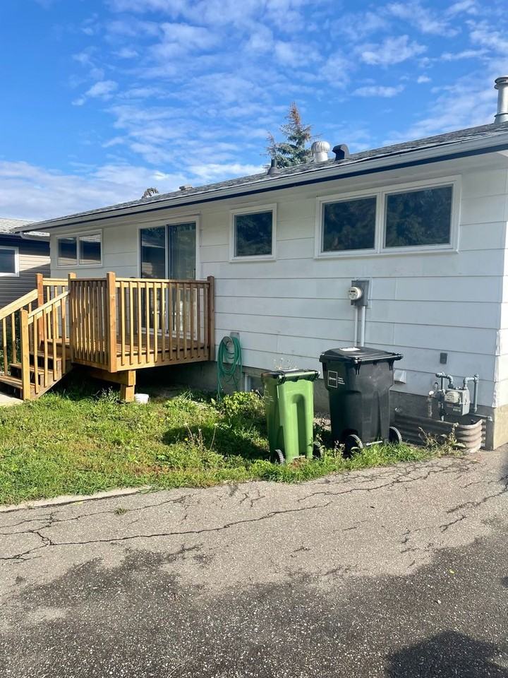 5 Bedroom House with 2 Kitchens - Photo 2 of 9