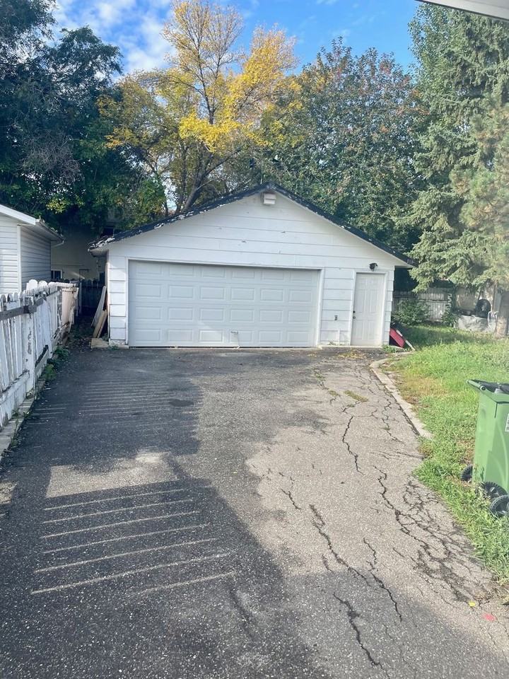 5 Bedroom House with 2 Kitchens - Photo 3 of 9