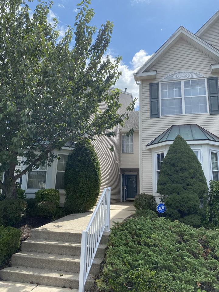 220 Cambridge Court - Photo 2 of 13