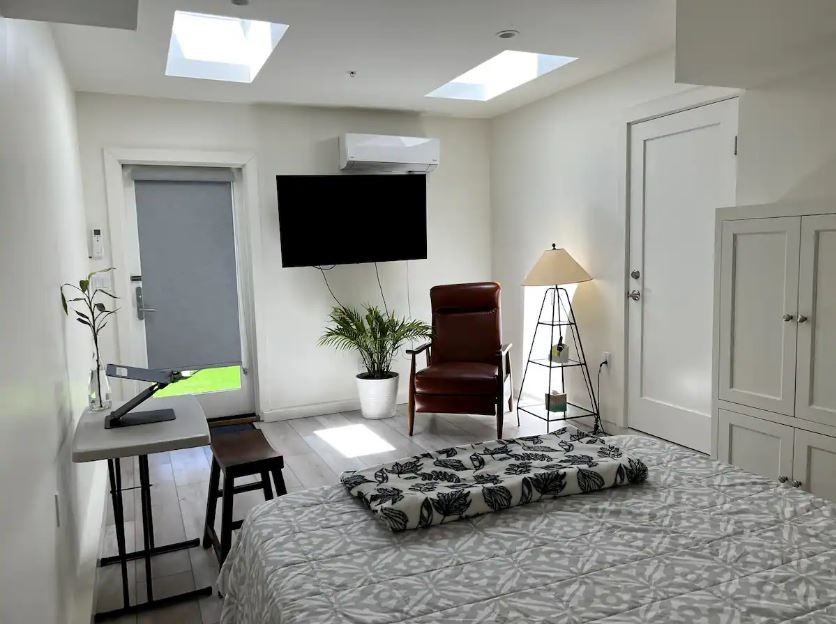 581 University Ave #581A - Photo 2 of 16