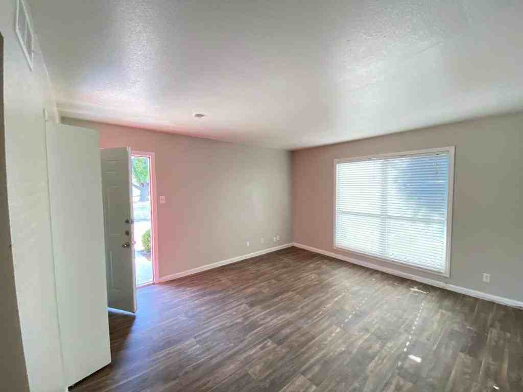 1004 Allena Dr - Photo 3 of 9