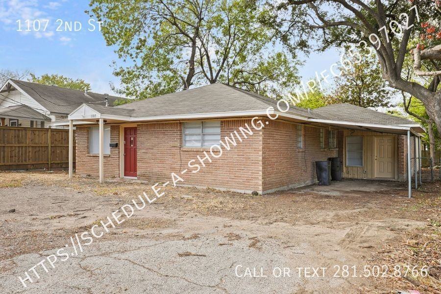 1107 2nd St - Photo 2 of 7