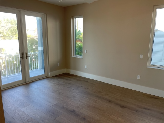 8333 Bayshore Dr - Photo 3 of 16