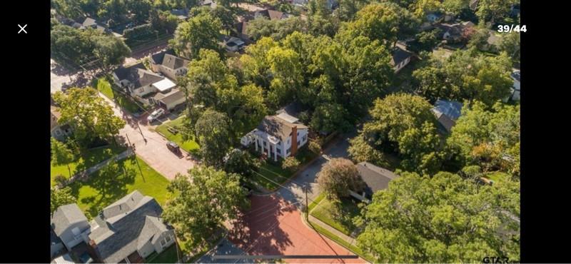 322 Lindsey Ln - Photo 3 of 18