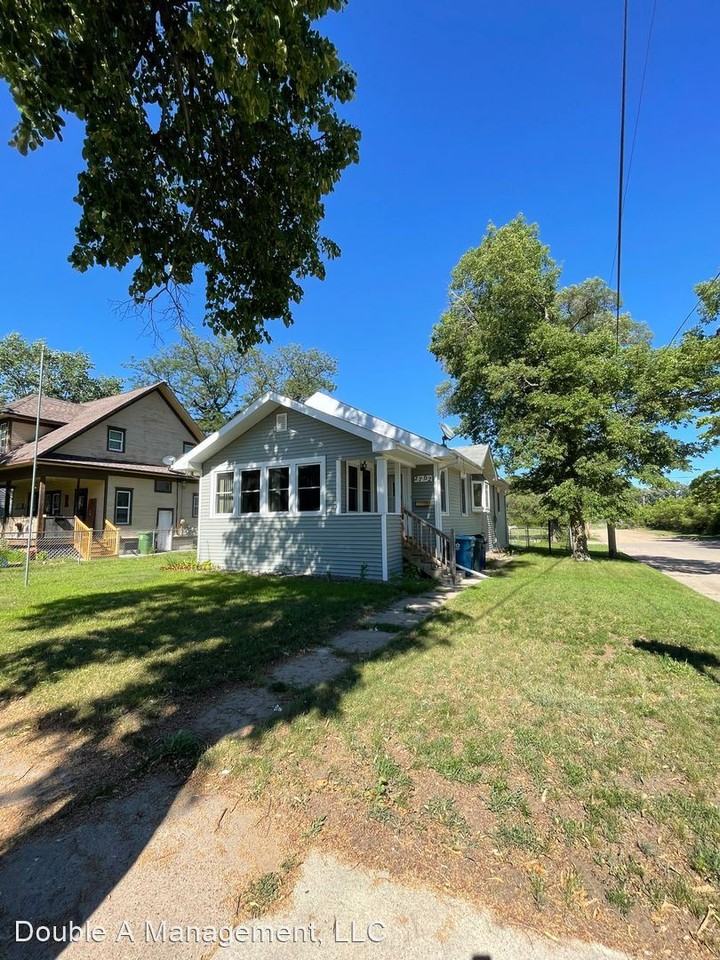 2702 E 4th St - Photo 3 of 25