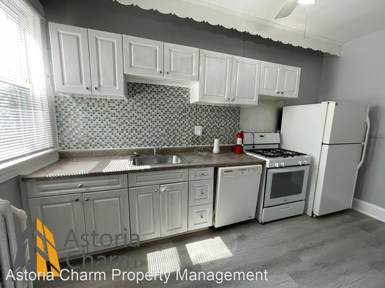 3215 Phelps Ln - Photo 3 of 27