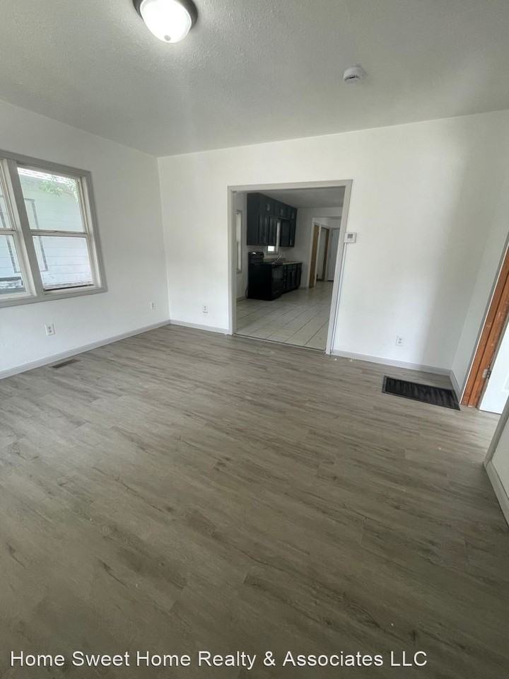 1011 W Division St - Photo 2 of 9