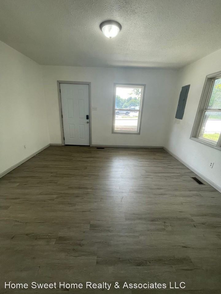 1011 W Division St - Photo 3 of 9