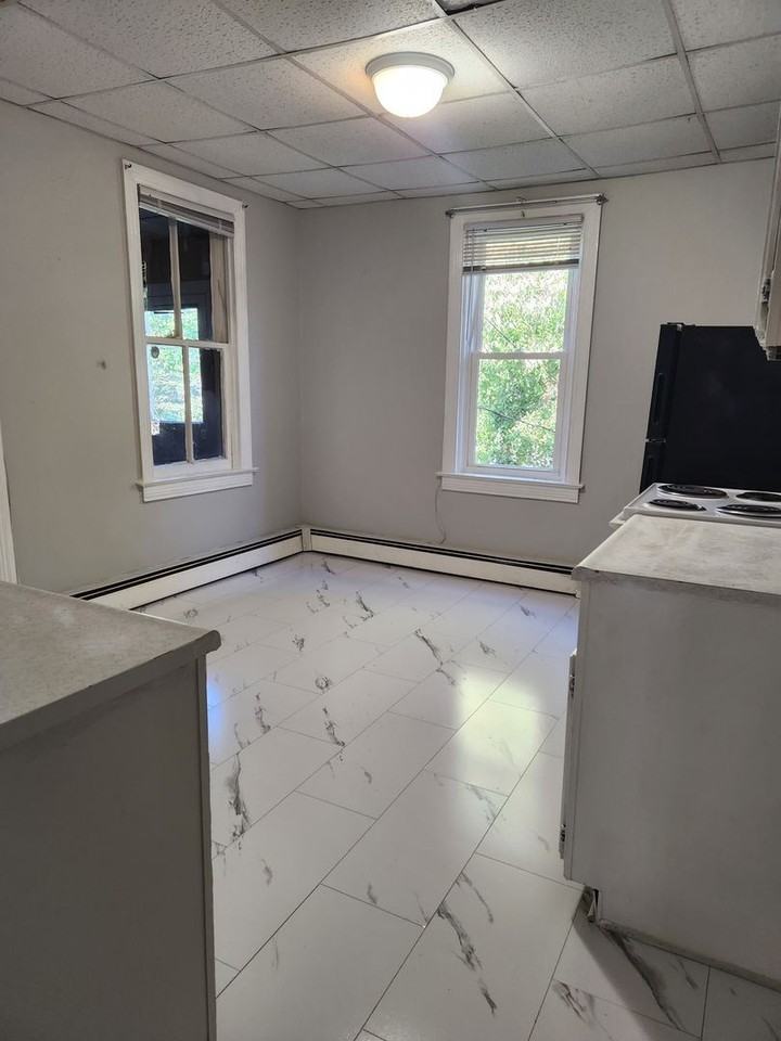 559 PENNSYLVANIA AVE. - Photo 3 of 18