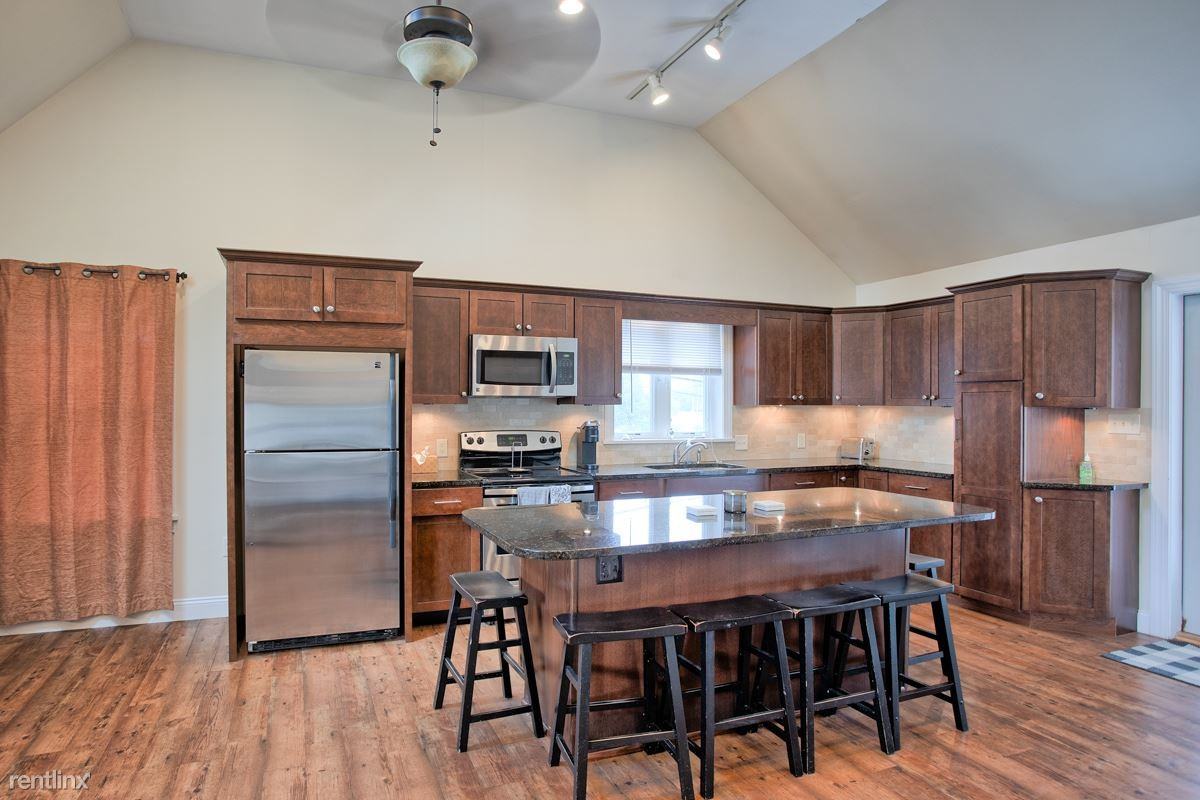 1404 Country Club Ln - Photo 2 of 10