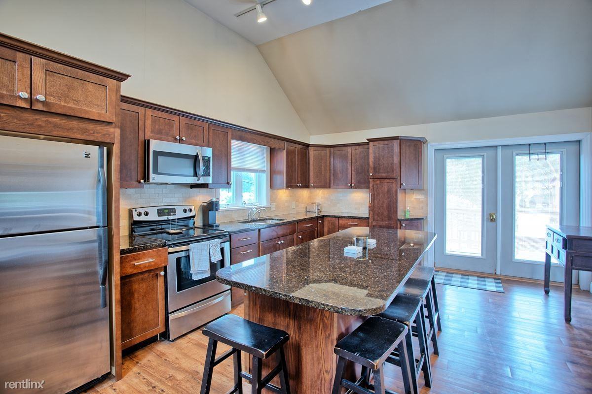 1404 Country Club Ln - Photo 3 of 10